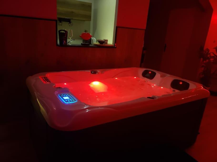 Bulles Etoilees Appartement Avec Jacuzzi Prive Montrevel-en-Bresse Екстериор снимка