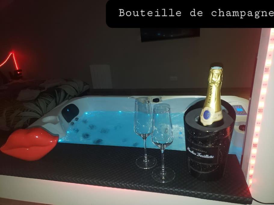 Bulles Etoilees Appartement Avec Jacuzzi Prive Montrevel-en-Bresse Екстериор снимка