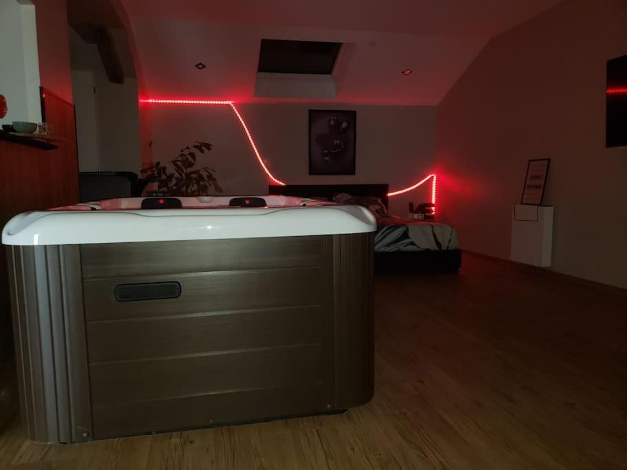 Bulles Etoilees Appartement Avec Jacuzzi Prive Montrevel-en-Bresse Екстериор снимка